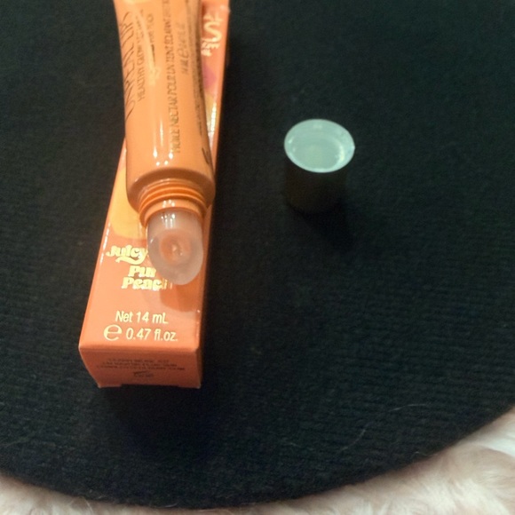 Charlotte Tilbury Eyeshadow Palette, Highlighters, Peach Lip, and Bronze Glow - Picture 8 of 9